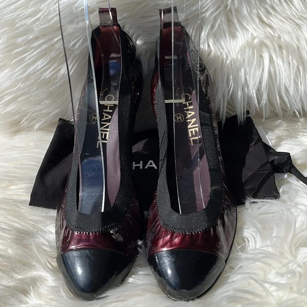Authentic Chanel Black/Burgundy Patent Leather Scrunch Block Heel Pumps - Picture 3 of 16